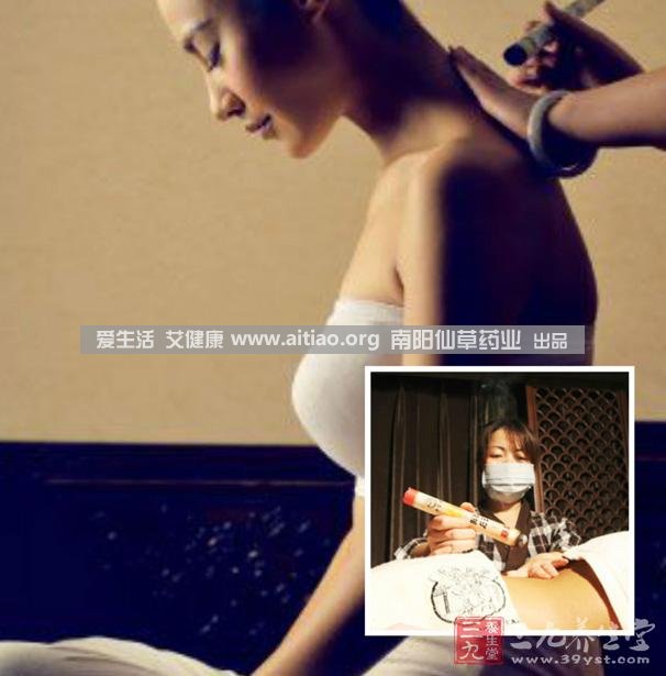 足三里穴是位于外膝的下3寸、脛骨外側(cè)一橫指左右的位置，艾灸10-15分鐘即可，需堅持一段時間，很快可以看到祛濕的效果。